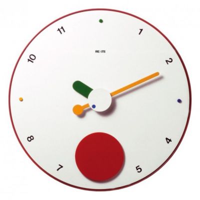 Weiße Contrattempo Wanduhr von Rexite mit farbigen Akzenten und rotem Pendel. Design Wanduhr.